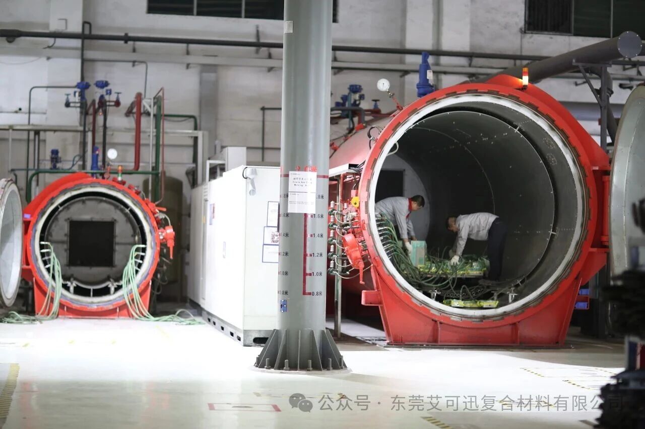 艾可迅厂区热压罐实景，热压罐有不同尺寸，多为大型圆柱高压釜