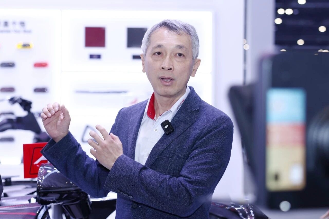廖国兴表示，艾可迅的碳纤维量产件既满足了主机厂客户需求，也承载着引领市场期待的使命。