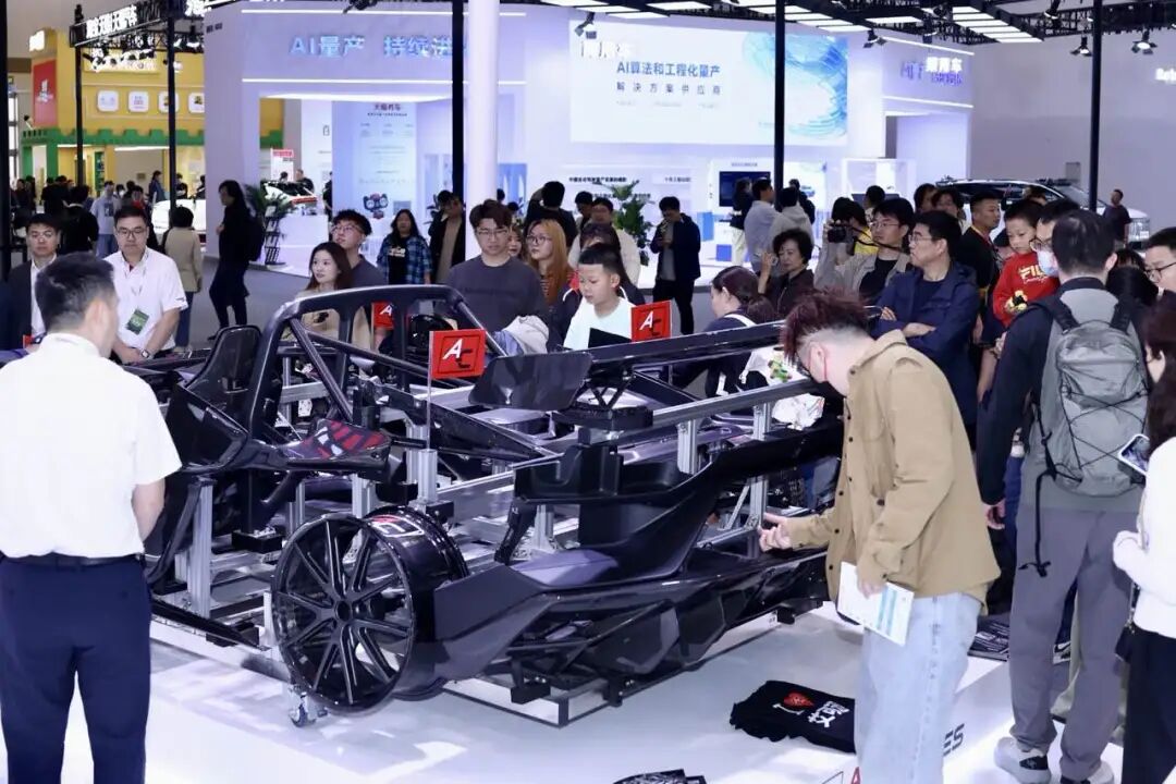 汽车行业专家与先进与艾可迅团队在北京车展交流轻量化碳纤维的无限潜能